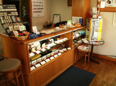 麻布青山赤坂スピード印鑑【須貝印店】は、明るい店内に豊富な品揃えです。